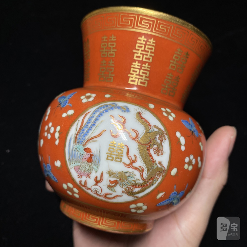 清同治 珊瑚红地描金开光粉彩龙凤喜字纹渣斗（一对） - 图22